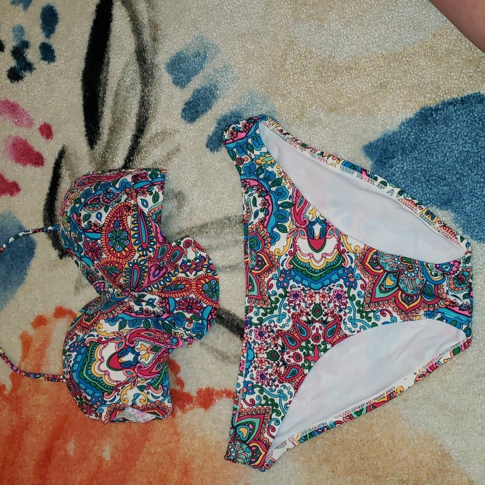 Gianni Bini bikini. Top size Medium and botom size Large.